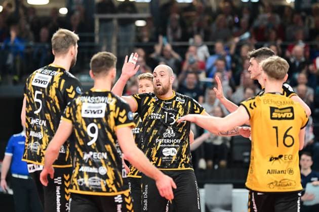 Volleyball I Herren I Saison 2023-2024 I Bundesliga I 20. Spieltag I SVG Lüneburg - SWD powervolleys Düren I 16.2.2024 Sebastian Gevert (13, SWD powervolleys Düren) feuert sein Team an - von links: Luuc van der Ent (5, SWD powervolleys Düren), Marcin Ernastowicz (9, SWD powervolleys Düren)und Leo Bernsmann (16, SWD powervolleys Düren) Lüneburg LKH Arena Niedersachsen Deutschland Copyright: xLobeca AndreasxHannigx