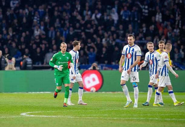 Fussball, Herren, Saison 2023 2024, 2. Bundesliga (22. Spieltag), Hertha BSC - 1. FC Magdeburg, Torhüter Dominik Reimann (1. FC Magdeburg) wechselt zur Halbzeitpause die Seiten, 16.02. 2024,