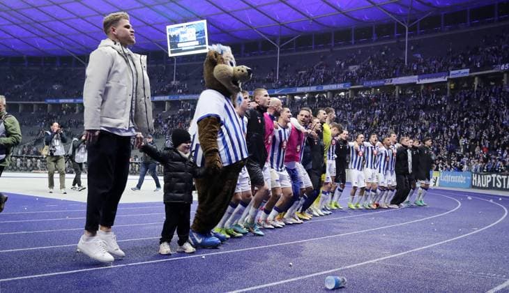 Sport Bilder des Tages Herthamannschaft feiert 3:2 Sieg vor den Fans Fußball Fussball DFL 2.Bundesliga Herren 22.Spieltag Saison 2023 2024 16.02.2024 Hertha BSC Berlin vs. 1.FC Magdeburg FCM DFL regulations prohibit any use of photographs as image sequences and or quasi-video