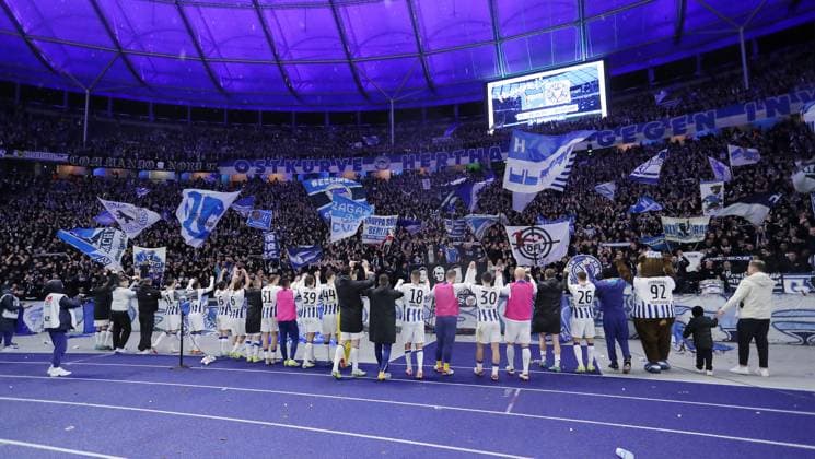 Herthamannschaft feiert 3:2 Sieg vor den Fans Fußball Fussball DFL 2.Bundesliga Herren 22.Spieltag Saison 2023 2024 16.02.2024 Hertha BSC Berlin vs. 1.FC Magdeburg FCM DFL regulations prohibit any use of photographs as image sequences and or quasi-video
