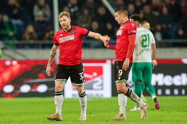 Andreas Voglsammer (Hannover 96) und Nicolo Tresoldi (Hannover 96) jubeln, 2. Bundesliga, Hannover 96 vs SpVgg Greuther Fuerth, HDI-Arena, 16.02.2024, Hannover, Deutschland.