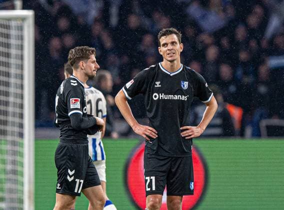 Fussball, Herren, Saison 2023 2024, 2. Bundesliga (22. Spieltag), Hertha BSC - 1. FC Magdeburg, v. l. Alexander Nollenberger (1. FC Magdeburg), Tobias Müller (1. FC Magdeburg), Enttäuschung nach Abpfiff, 16.02. 2024,