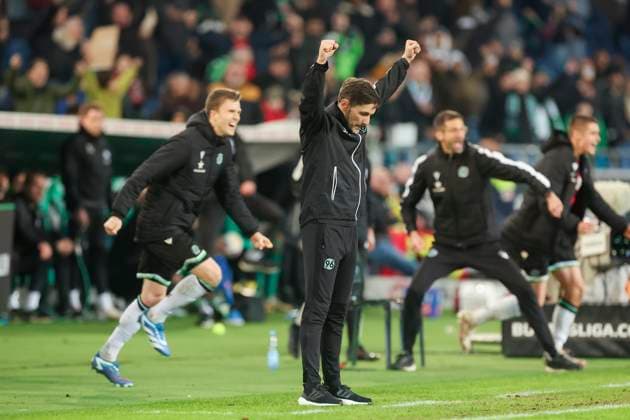 Trainer Stefan Leitl (Hannover 96) jubelt, 2. Bundesliga, Hannover 96 vs SpVgg Greuther Fuerth, HDI-Arena, 16.02.2024, Hannover, Deutschland.