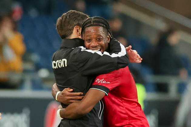 Trainer Stefan Leitl (Hannover 96) und Bright Arrey-Mbi (Hannover 96) jubeln, 2. Bundesliga, Hannover 96 vs SpVgg Greuther Fuerth, HDI-Arena, 16.02.2024, Hannover, Deutschland.