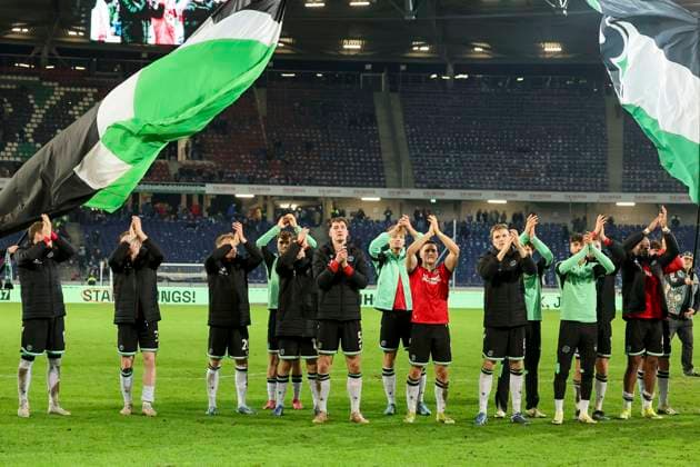 Die Spieler von Hannover 96 bejubeln vor der Fankurve den Heimsieg, 2. Bundesliga, Hannover 96 vs SpVgg Greuther Fuerth, HDI-Arena, 16.02.2024, Hannover, Deutschland.