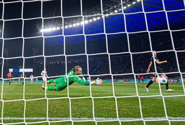 Fussball, Herren, Saison 2023 2024, 2. Bundesliga (22. Spieltag), Hertha BSC - 1. FC Magdeburg, Fabian Reese (nicht im Bild, Hertha BSC) erzielt das Tor zum 3:2 gegen Torhüter Dominik Reimann (1. FC Magdeburg) und Tobias Müller (1. FC Magdeburg), 16.02. 2024,