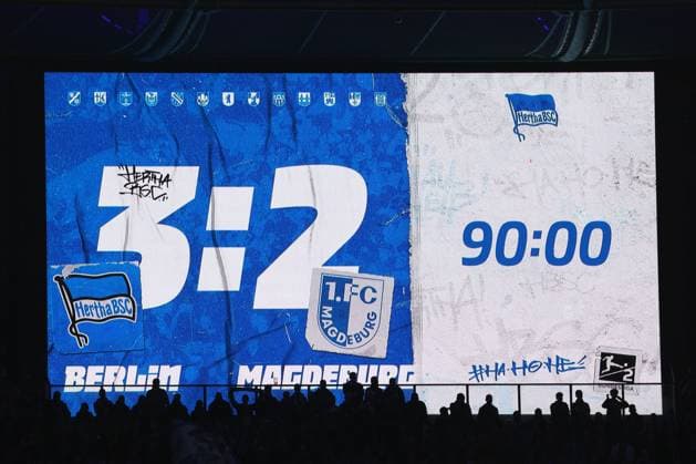 DEU, DFL, 2. FBL, Hertha BSC vs. 1.FC Magdeburg, 16.02.2024, Berliner Olympiastadion, Berlin, DEU, DFL, 2. FBL, Hertha BSC vs. 1.FC Magdeburg, im Bild Anzeigetafel mit dem Endergebnis, 3:2 DFL - regulations prohibit any use of Photographs as image sequences and or quasi-video Foto: Juergen Engler nordphoto GmbH