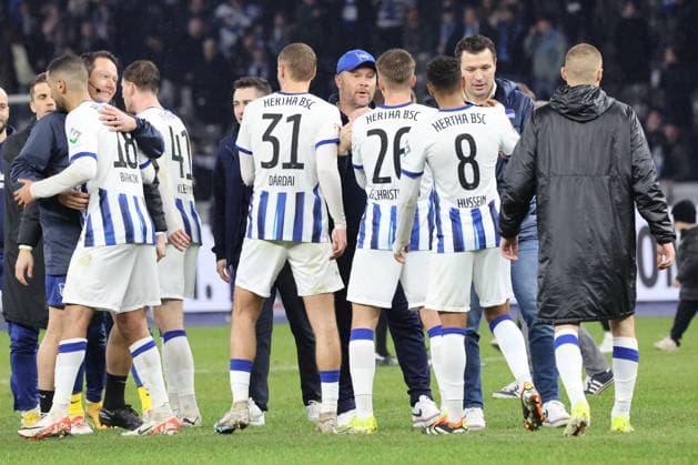 DEU, DFL, 2. FBL, Hertha BSC vs. 1.FC Magdeburg, 16.02.2024, Berliner Olympiastadion, Berlin, DEU, DFL, 2. FBL, Hertha BSC vs. 1.FC Magdeburg, im Bild Cheftrainer Pal Dardai (Hertha BSC Berlin), Benjamin Weber (Sportdirektor, Hertha BSC Berlin), Hertha-Spielerkreis DFL - regulations prohibit any use of Photographs as image sequences and or quasi-video Foto: Juergen Engler nordphoto GmbH
