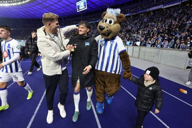 DEU, DFL, 2. FBL, Hertha BSC vs. 1.FC Magdeburg, 16.02.2024, Berliner Olympiastadion, Berlin, DEU, DFL, 2. FBL, Hertha BSC vs. 1.FC Magdeburg, im Bild Fabian Reese (Hertha BSC Berlin 11), Florian Niederlechner (Hertha BSC Berlin 7), Hertha-Maskotchen Herthinho DFL - regulations prohibit any use of Photographs as image sequences and or quasi-video Foto: Juergen Engler nordphoto GmbH