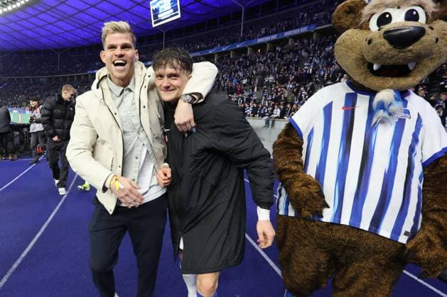 Sport Bilder des Tages DEU, DFL, 2. FBL, Hertha BSC vs. 1.FC Magdeburg, 16.02.2024, Berliner Olympiastadion, Berlin, DEU, DFL, 2. FBL, Hertha BSC vs. 1.FC Magdeburg, im Bild Fabian Reese (Hertha BSC Berlin 11), Florian Niederlechner (Hertha BSC Berlin 7), Hertha-Maskotchen Herthinho DFL - regulations prohibit any use of Photographs as image sequences and or quasi-video Foto: Juergen Engler nordphoto GmbH