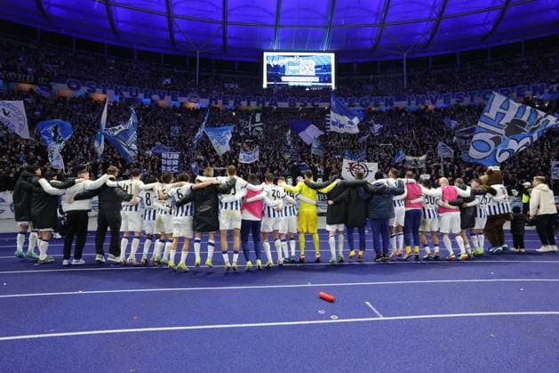 DEU, DFL, 2. FBL, Hertha BSC vs. 1.FC Magdeburg, 16.02.2024, Berliner Olympiastadion, Berlin, DEU, DFL, 2. FBL, Hertha BSC vs. 1.FC Magdeburg, im Bild Hertha-Spielerkreis, beiden Hertha-BSC Fans DFL - regulations prohibit any use of Photographs as image sequences and or quasi-video Foto: Juergen Engler nordphoto GmbH