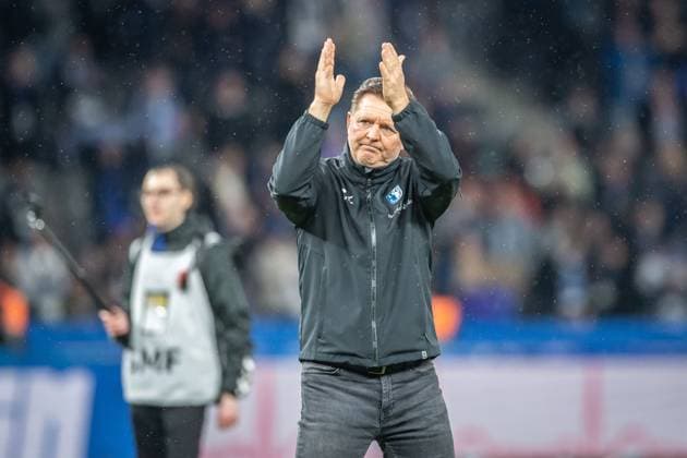 2. Fußball Bundesliga, Hertha BSC vs 1. FC Magdeburg. Berlin, 16.02.2024 Christian Titz (Trainer 1. FC Magdeburg) begrüßt die Fans nach der Niederlage 2. Fußball Bundesliga, Hertha BSC vs 1. FC Magdeburg, Olympiastadion, Berlin, 16.02.2024 DFL REGULATIONS PROHIBIT ANY USE OF PHOTOGRAPHS AS IMAGE SEQUENCES AND OR QUASI-VIDEO.