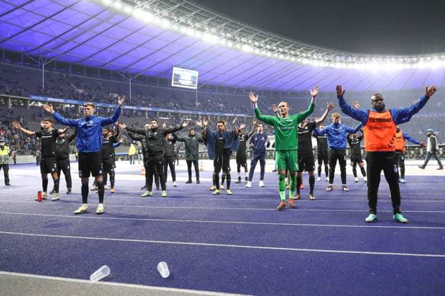 16.02.2024, xtgx, Fussball - 2.Bundesliga, Hertha BSC Berlin - 1.FC Magdeburg emspor, v.l. die Magdeburger bedanken sich bei den Fans (DFL DFB REGULATIONS PROHIBIT ANY USE OF PHOTOGRAPHS as IMAGE SEQUENCES and or QUASI-VIDEO) Berlin