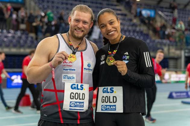 Bilder des Jahres 2024, Sport 02 Feburar Sport Themen der Woche KW07 Sport Bilder des Tages Silas Ristl (LAC Essingen, 518), Kugelstossen Maenner, Yemisi Ogunleye (MTG Mannheim, 32), Kugelstossen Frauen, Sieger im Kugelstossen, GER, Leichtathletik, Athletics, Deutsche Hallenmeisterschaften, 16.02.2024, GER, Leichtathletik, Athletics, Deutsche Hallenmeisterschaften, 16.02.2024 Leipzig *** Silas Ristl LAC Essingen, 518 , Shot put men, Yemisi Ogunleye MTG Mannheim, 32 , Shot put women, Winner in shot put, GER, Athletics, Athletics, German Indoor Championships, 16 02 2024, GER, Athletics, Athletics, German Indoor Championships, 16 02 2024 Leipzig Copyright: xStefanxMayerx EP_SMR