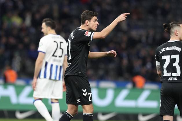 16.02.2024, xtgx, Fussball - 2.Bundesliga, Hertha BSC Berlin - 1.FC Magdeburg emspor, v.l. Tobias Mueller (Müller) (Magdeburg, 21) gibt Anweisungen, gestikuliert mit den Armen, gesticulate, gives instructions (DFL DFB REGULATIONS PROHIBIT ANY USE OF PHOTOGRAPHS as IMAGE SEQUENCES and or QUASI-VIDEO) Berlin