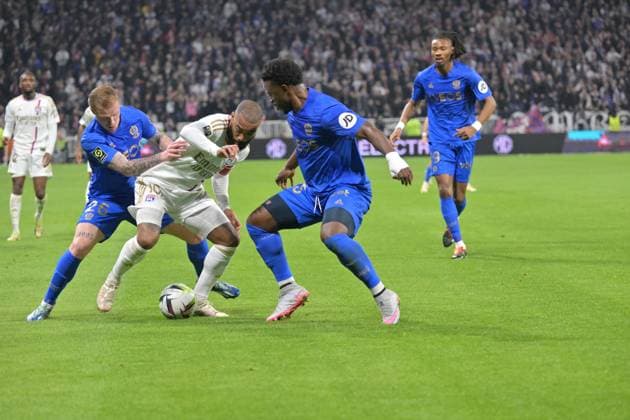 Alexandre Lacazette (lyon) vs Melvin Bard et Youssuf Ndayishimiye (nice) FOOTBALL: Olympique Lyonnais vs OGC Nice - Ligue 1 - 16 02 2024 FredericChambert Panoramic 
