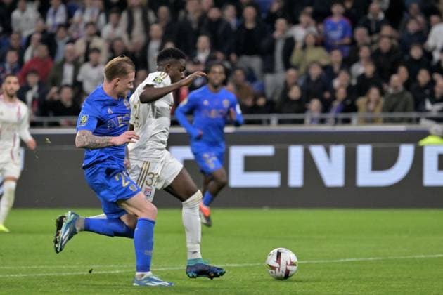 Ernest Nuamah (lyon) vs Melvin bard (nice) FOOTBALL: Olympique Lyonnais vs OGC Nice - Ligue 1 - 16 02 2024 FredericChambert Panoramic 