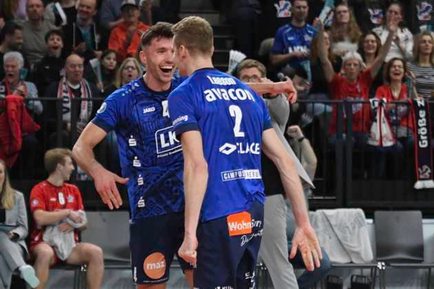 GER; 1.VBL, SVG Lueneburg vs SWD powervolleys Düren 16.02.2024, LKH Arena, Lueneburg, GER; 1. VBL, SVG Lueneburg vs SWD powervolleys Düren im Bild die Lueneburger Mannschaft jubelt