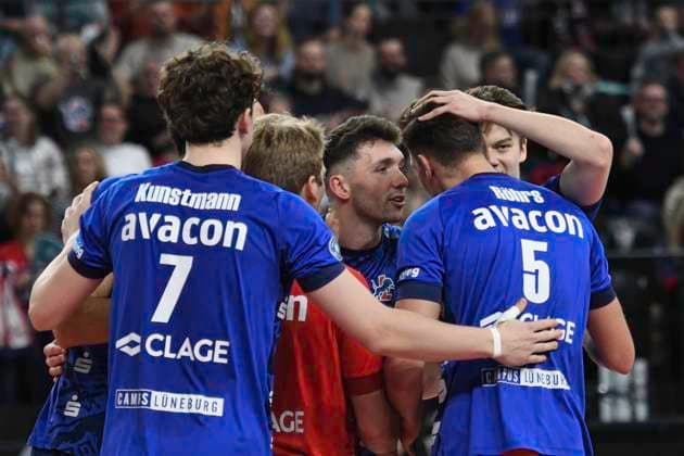 GER; 1.VBL, SVG Lueneburg vs SWD powervolleys Düren 16.02.2024, LKH Arena, Lueneburg, GER; 1. VBL, SVG Lueneburg vs SWD powervolleys Düren im Bild die Lueneburger Mannschaft jubelt