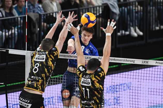 GER; 1.VBL, SVG Lueneburg vs SWD powervolleys Düren 16.02.2024, LKH Arena, Lueneburg, GER; 1. VBL, SVG Lueneburg vs SWD powervolleys Düren im Bild Theo Mohwinkel (Lueneburg 08) versuchen sich Christopher Gavlas (Dueren 08) und Michael Andrei (Dueren 11) durchzusetzen