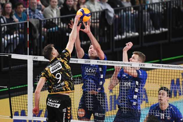 GER; 1.VBL, SVG Lueneburg vs SWD powervolleys Düren 16.02.2024, LKH Arena, Lueneburg, GER; 1. VBL, SVG Lueneburg vs SWD powervolleys Düren im Bild Maxwell David Elgert (Lueneburg 04) und Blake Gregory Leeson (Lueneburg 02) versuchen sich Marcin Ernastowicz (Dueren 09) durchzusetzen