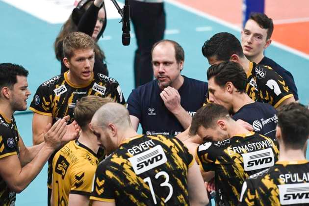 GER; 1.VBL, SVG Lueneburg vs SWD powervolleys Düren 16.02.2024, LKH Arena, Lueneburg, GER; 1. VBL, SVG Lueneburg vs SWD powervolleys Düren im Bild Trainer Tomas Kocian-Falkenbach (Dueren) redet mit seiner Mannschaft