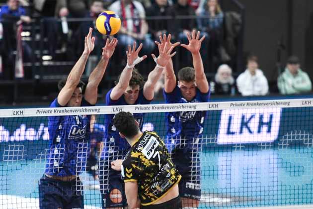 GER; 1.VBL, SVG Lueneburg vs SWD powervolleys Düren 16.02.2024, LKH Arena, Lueneburg, GER; 1. VBL, SVG Lueneburg vs SWD powervolleys Düren im Bild Joscha Kunstmann (Lueneburg 07), Maxwell David Elgert (Lueneburg 04) und Erik Johannes Roehrs (Röhrs Lueneburg 05) versuchen sich Marcin Ernastowicz (Dueren 09) durchzusetzen