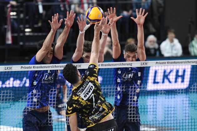 GER; 1.VBL, SVG Lueneburg vs SWD powervolleys Düren 16.02.2024, LKH Arena, Lueneburg, GER; 1. VBL, SVG Lueneburg vs SWD powervolleys Düren im Bild Joscha Kunstmann (Lueneburg 07), Maxwell David Elgert (Lueneburg 04) und Erik Johannes Roehrs (Röhrs Lueneburg 05) versuchen sich Marcin Ernastowicz (Dueren 09) durchzusetzen