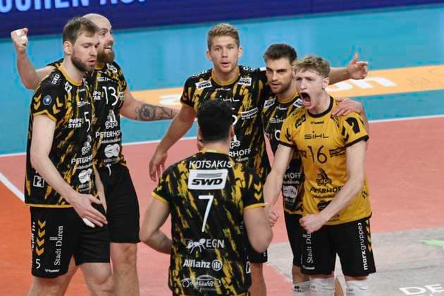 GER; 1.VBL, SVG Lueneburg vs SWD powervolleys Düren 16.02.2024, LKH Arena, Lueneburg, GER; 1. VBL, SVG Lueneburg vs SWD powervolleys Düren im Bild die Duerener Mannschaft jubelt
