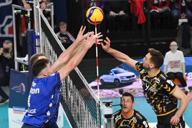 GER; 1.VBL, SVG Lueneburg vs SWD powervolleys Düren 16.02.2024, LKH Arena, Lueneburg, GER; 1. VBL, SVG Lueneburg vs SWD powervolleys Düren im Bild Maxwell David Elgert (Lueneburg 04) versucht sich Marcin Ernastowicz (Dueren 09) durchzusetzer