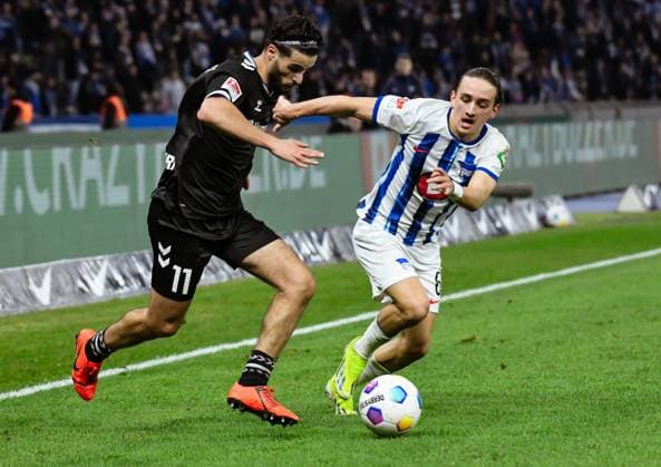 Fussball 2. Bundesliga, Hertha BSC - 1. FC Magdeburg 16.02.2024, xdanx, Fussball 2. Bundesliga, Hertha BSC - 1. FC Magdeburg, v.l. Mohammed El Hankouri (1. FC Magdeburg 11),Michal Karbownik (Hertha BSC 6),Zweikampf, Duell, Kampf, tackle (DFL DFB REGULATIONS PROHIBIT ANY USE OF PHOTOGRAPHS as IMAGE SEQUENCES and or QUASI-VIDEO) Foto: Daniel Lakomski Mix1 Berlin Olympiastadion Berlin Berlin Deutschland (DE)