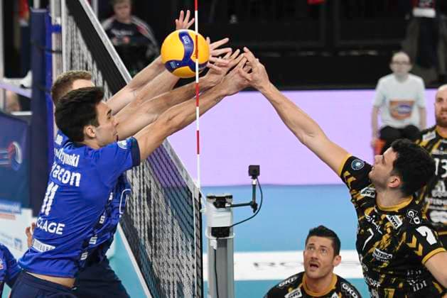 GER; 1.VBL, SVG Lueneburg vs SWD powervolleys Düren 16.02.2024, LKH Arena, Lueneburg, GER; 1. VBL, SVG Lueneburg vs SWD powervolleys Düren im Bild Xander Wolf Wassenaar Ketrzynski (Lueneburg 11) versucht sich Frixos Kotsakis (Dueren 07) durchzusetzer