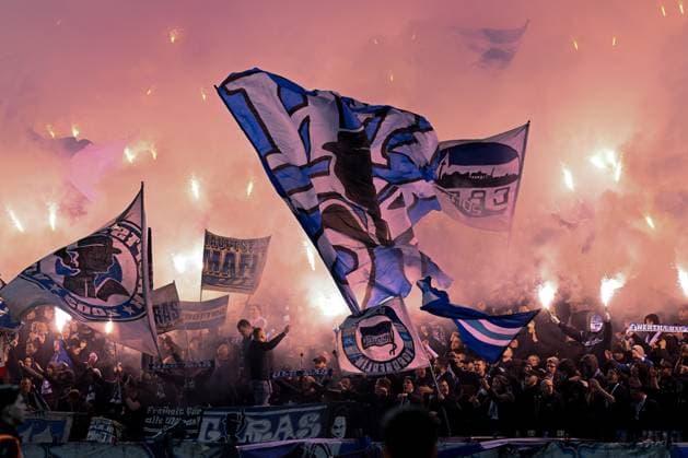 2. Bundesliga - Hertha BSC Berlin - 1. FC Magdeburg am 16.02.2024 im Olympiastadion in Berlin Fans aus Berlin zünden bengalisches Feuer
