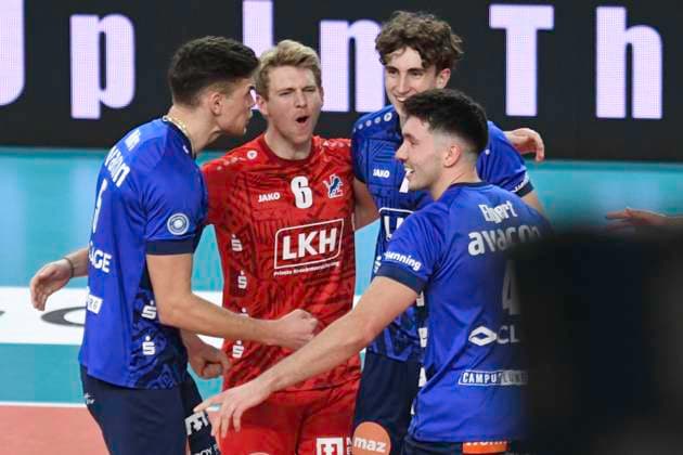 GER; 1.VBL, SVG Lueneburg vs SWD powervolleys Düren 16.02.2024, LKH Arena, Lueneburg, GER; 1. VBL, SVG Lueneburg vs SWD powervolleys Düren im Bild die Lueneburger Mannschaft jubelt