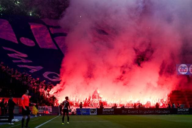 2. Bundesliga - Hertha BSC Berlin - 1. FC Magdeburg am 16.02.2024 im Olympiastadion in Berlin Fans aus Magdeburg zünden bengalisches Feuer
