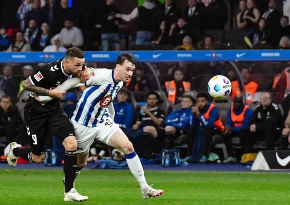 Fussball 2. Bundesliga, Hertha BSC - 1. FC Magdeburg 16.02.2024, xdanx, Fussball 2. Bundesliga, Hertha BSC - 1. FC Magdeburg, v.l. Luc Castaignos (1. FC Magdeburg 9),Pascal Klemens (Hertha BSC 41),Zweikampf, Duell, Kampf, tackle (DFL DFB REGULATIONS PROHIBIT ANY USE OF PHOTOGRAPHS as IMAGE SEQUENCES and or QUASI-VIDEO) Foto: Daniel Lakomski Mix1 Berlin Olympiastadion Berlin Berlin Deutschland (DE)