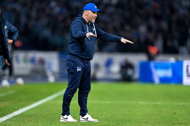 2. Bundesliga - Hertha BSC Berlin - 1. FC Magdeburg am 16.02.2024 im Olympiastadion in Berlin Trainer Pal Dardai (Hertha BSC Berlin) gibt lautstark Anweisungen.