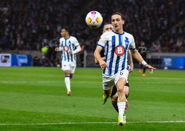 Fussball 2. Bundesliga, Hertha BSC - 1. FC Magdeburg 16.02.2024, xdanx, Fussball 2. Bundesliga, Hertha BSC - 1. FC Magdeburg, v.l. Michal Karbownik (Hertha BSC 6) (DFL DFB REGULATIONS PROHIBIT ANY USE OF PHOTOGRAPHS as IMAGE SEQUENCES and or QUASI-VIDEO) Foto: Daniel Lakomski Mix1 Berlin Olympiastadion Berlin Berlin Deutschland (DE)