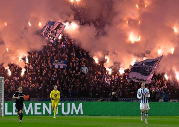 Fussball 2. Bundesliga, Hertha BSC - 1. FC Magdeburg 16.02.2024, xdanx, Fussball 2. Bundesliga, Hertha BSC - 1. FC Magdeburg, v.l. Fans, Stimmung, Schals, Fahnen, Besucher, Trikots, Ultras, Hertha BSC Berlin zuenden Pyrotechnik, Bengalos, Rauch (DFL DFB REGULATIONS PROHIBIT ANY USE OF PHOTOGRAPHS as IMAGE SEQUENCES and or QUASI-VIDEO) Foto: Daniel Lakomski Mix1 Berlin Olympiastadion Berlin Berlin Deutschland (DE)