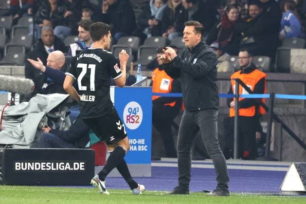 DEU, DFL, 2. FBL, Hertha BSC vs. 1.FC Magdeburg, 16.02.2024, Berliner Olympiastadion, Berlin, DEU, DFL, 2. FBL, Hertha BSC vs. 1.FC Magdeburg, im Bild Trainer Christian Tietz (1.FC Magdeburg), Tobias Mueller (1.FC Magdeburg 21) DFL - regulations prohibit any use of Photographs as image sequences and or quasi-video Foto: Juergen Engler nordphoto GmbH