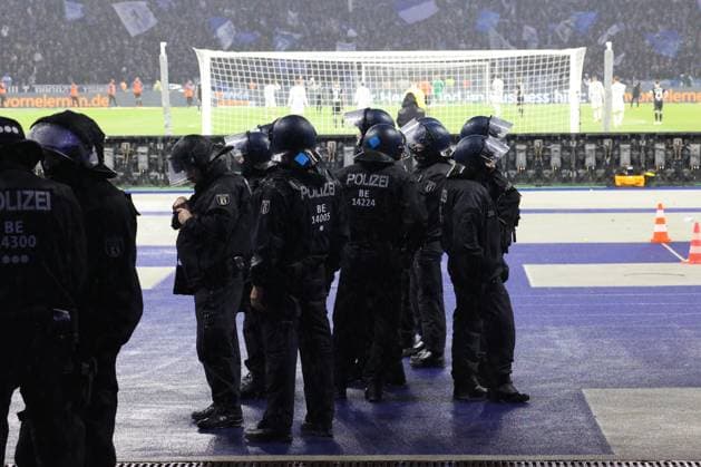 DEU, DFL, 2. FBL, Hertha BSC vs. 1.FC Magdeburg, 16.02.2024, Berliner Olympiastadion, Berlin, DEU, DFL, 2. FBL, Hertha BSC vs. 1.FC Magdeburg, im Bild Polizei im Stadion bei den Magdeburger-Fanblock DFL - regulations prohibit any use of Photographs as image sequences and or quasi-video Foto: Juergen Engler nordphoto GmbH