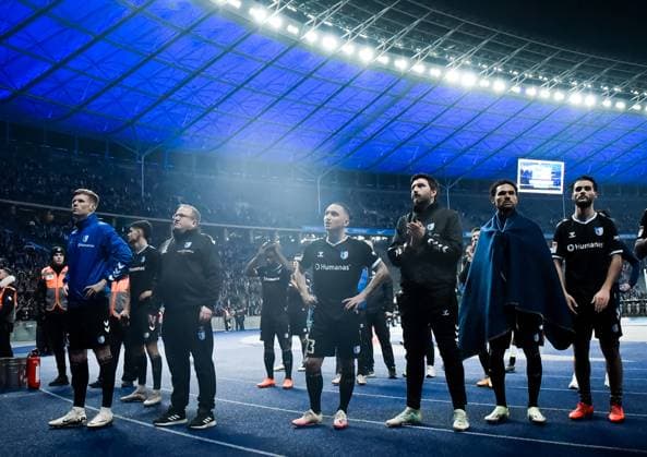 Fussball 2. Bundesliga, Hertha BSC - 1. FC Magdeburg 16.02.2024, xdanx, Fussball 2. Bundesliga, Hertha BSC - 1. FC Magdeburg, v.l. Magdeburg Spieler bedanken sich bei den Fans enttaeuscht, schaut enttaeuscht, niedergeschlagen, disappointed (DFL DFB REGULATIONS PROHIBIT ANY USE OF PHOTOGRAPHS as IMAGE SEQUENCES and or QUASI-VIDEO) Foto: Daniel Lakomski Mix1 Berlin Olympiastadion Berlin Berlin Deutschland (DE)