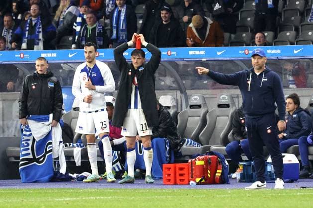 DEU, DFL, 2. FBL, Hertha BSC vs. 1.FC Magdeburg, 16.02.2024, Berliner Olympiastadion, Berlin, DEU, DFL, 2. FBL, Hertha BSC vs. 1.FC Magdeburg, im Bild Hertha-Spielerbank, Fabian Reese (Hertha BSC Berlin 11), Palko Dardai (Hertha BSC Berlin 27), Haris Tabakovic (Hertha BSC Berlin 25), Cheftrainer Pal Dardai (Hertha BSC Berlin) DFL - regulations prohibit any use of Photographs as image sequences and or quasi-video Foto: Juergen Engler nordphoto GmbH