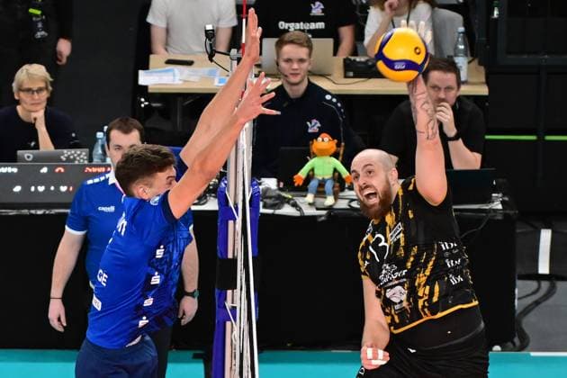 Volleyball I Herren I Saison 2023-2024 I Bundesliga I 20. Spieltag I SVG Lüneburg - SWD powervolleys Düren I 16.2.2024 Eins gegen Eins: Erik Johannes Röhrs (5, SVG Lüneburg) blockt Sebastian Gevert (13, SWD powervolleys Düren) Lüneburg LKH Arena Niedersachsen Deutschland Copyright: xLobeca AndreasxHannigx