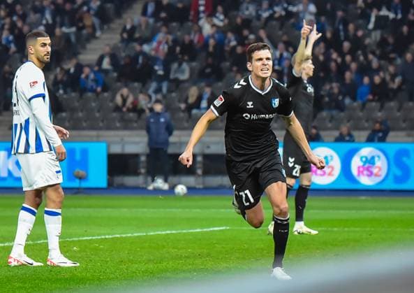 Fussball 2. Bundesliga, Hertha BSC - 1. FC Magdeburg 16.02.2024, xdanx, Fussball 2. Bundesliga, Hertha BSC - 1. FC Magdeburg, v.l. Tobias Mueller (1. FC Magdeburg 21),Jubel nach dem Tor (DFL DFB REGULATIONS PROHIBIT ANY USE OF PHOTOGRAPHS as IMAGE SEQUENCES and or QUASI-VIDEO) Foto: Daniel Lakomski Mix1 Berlin Olympiastadion Berlin Berlin Deutschland (DE)