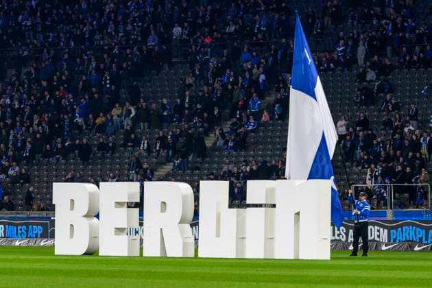 Berlin Schriftzug, Logo vor dem Spiel mit Hertha Fahne auf dem Spielfeld. Hertha BSC - 1. FC Magdeburg, 2. Bundesliga, Fussball, DFB, Spielzeit 2023 2024, 22. Spieltag, Olympia - Stadion Berlin, DFB DFL REGULATIONS PROHIBIT ANY USE OF PHOTOGRAPHS AS IMAGE SEQUENCES AND OR QUASI-VIDEO, 16.02. 2024, Foto: HMB Media Uwe Koch
