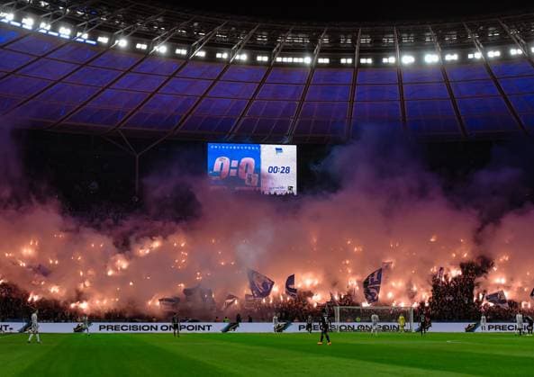 Fussball 2. Bundesliga, Hertha BSC - 1. FC Magdeburg 16.02.2024, xdanx, Fussball 2. Bundesliga, Hertha BSC - 1. FC Magdeburg, v.l. Fans, Stimmung, Schals, Fahnen, Besucher, Trikots, Ultras, Hertha BSC Berlin zuenden Pyrotechnik, Bengalos, Rauch (DFL DFB REGULATIONS PROHIBIT ANY USE OF PHOTOGRAPHS as IMAGE SEQUENCES and or QUASI-VIDEO) Foto: Daniel Lakomski Mix1 Berlin Olympiastadion Berlin Berlin Deutschland (DE)