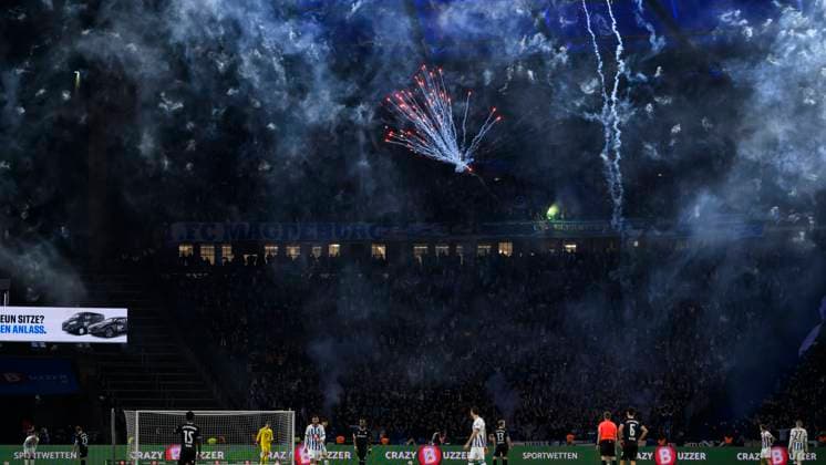 Feuerwerk unter dem Stadiondach des Olympiastadions, Hertha BSC - 1. FC Magdeburg, 2. Bundesliga, Fussball, DFB, Spielzeit 2023 2024, 22. Spieltag, Olympia - Stadion Berlin, DFB DFL REGULATIONS PROHIBIT ANY USE OF PHOTOGRAPHS AS IMAGE SEQUENCES AND OR QUASI-VIDEO, 16.02. 2024, Foto: HMB Media Uwe Koch