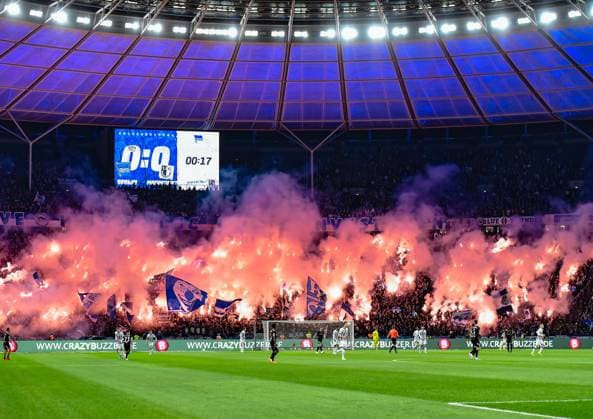 Fussball 2. Bundesliga, Hertha BSC - 1. FC Magdeburg 16.02.2024, xdanx, Fussball 2. Bundesliga, Hertha BSC - 1. FC Magdeburg, v.l. Fans, Stimmung, Schals, Fahnen, Besucher, Trikots, Ultras, Hertha BSC Berlin zuenden Pyrotechnik, Bengalos, Rauch (DFL DFB REGULATIONS PROHIBIT ANY USE OF PHOTOGRAPHS as IMAGE SEQUENCES and or QUASI-VIDEO) Foto: Daniel Lakomski Mix1 Berlin Olympiastadion Berlin Berlin Deutschland (DE)