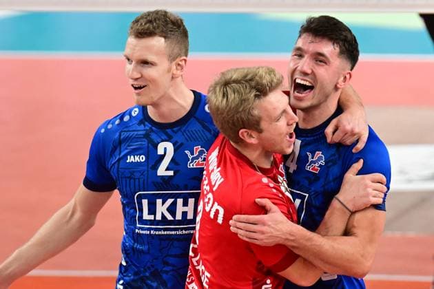 Volleyball I Herren I Saison 2023-2024 I Bundesliga I 20. Spieltag I SVG Lüneburg - SWD powervolleys Düren I 16.2.2024 Blake Gregory Leeson (2, SVG Lüneburg), Gage Thomas Wortley (6, SVG Lüneburg), und Maxwell David Elgert (4, SVG Lüneburg) können ihr Glück nicht fassen, Freude, Jubel Glück! Lüneburg LKH Arena Niedersachsen Deutschland Copyright: xLobeca AndreasxHannigx